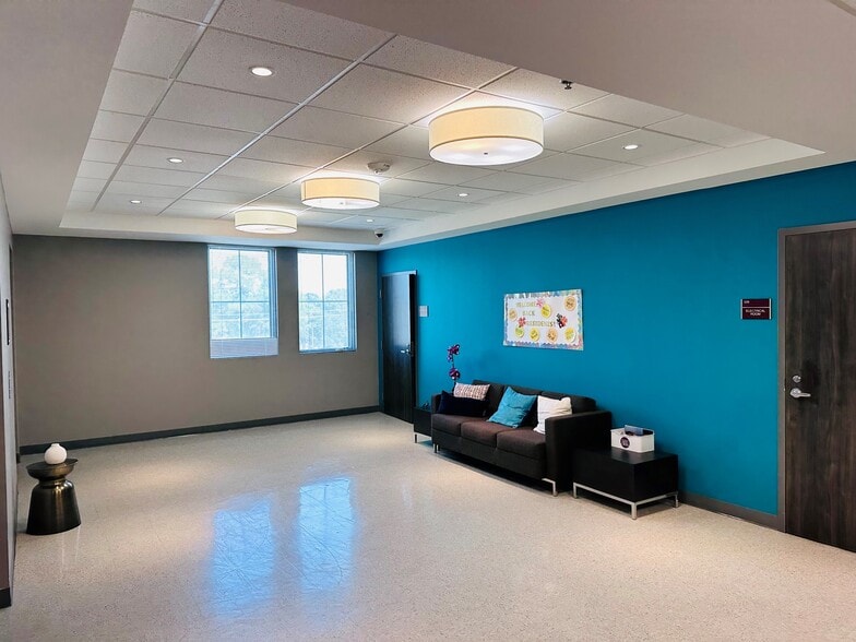 More Photos Of 4117 Woodland Dr, New Orleans Dormitory For Sale