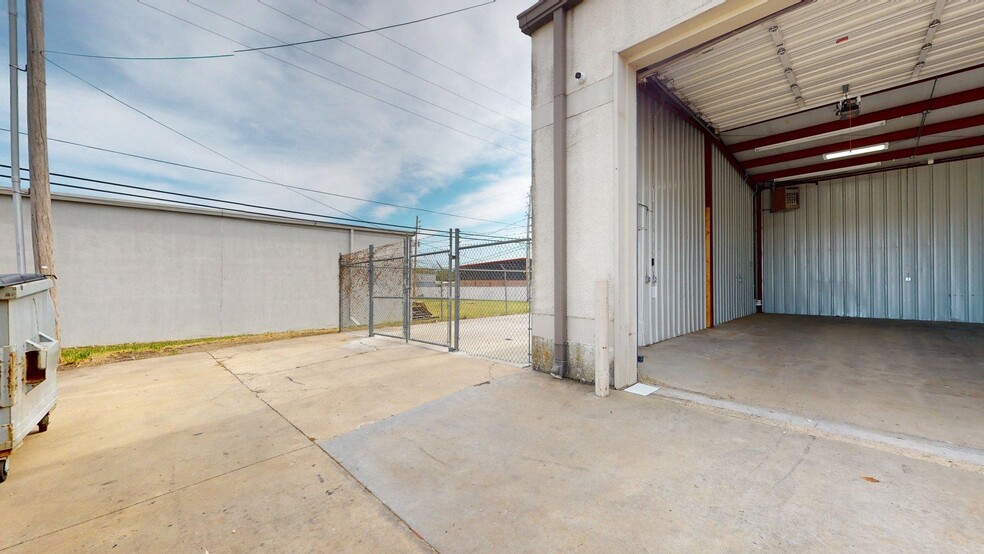 More Photos Of 2109 N Yellowood Ave, Broken Arrow Light Distribution For Lease