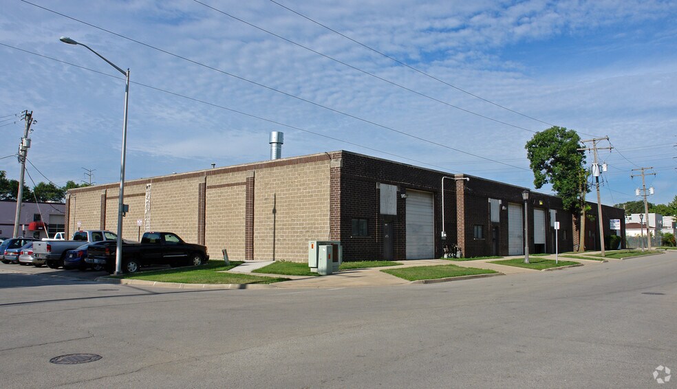 More Photos Of 608 E Cossitt Ave, La Grange Light Distribution For Lease