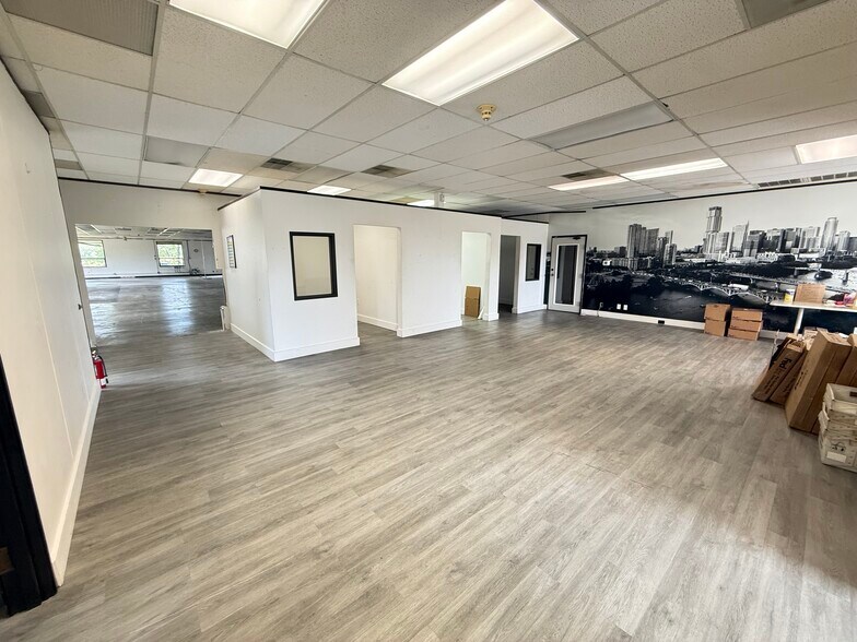 More Photos Of 1606 Headway Cir, Austin Light Manufacturing For Lease