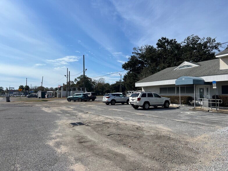 More Photos Of 901 New Warrington Rd, Pensacola Medical For Sale