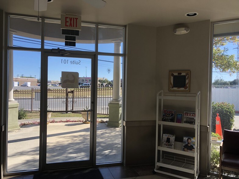 More Photos Of 7127 Somerset Rd, San Antonio Medical For Lease