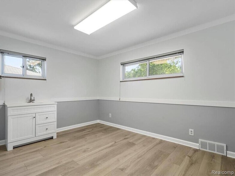 More Photos Of 30018 Orchard Lake Rd, Farmington Hills Medical For Sale