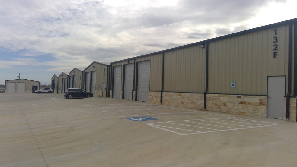 More Photos Of 132 N Grants Ln, White Settlement Flex For Lease