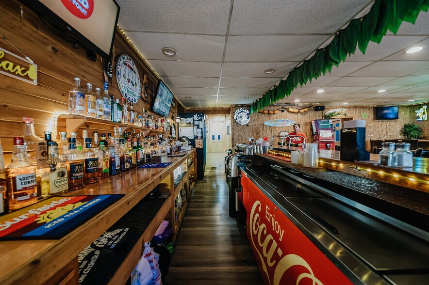 More Photos Of 706 S Washington St, Circleville Bar For Sale