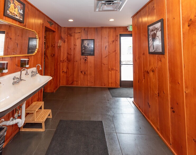 More Photos Of 5800 York Rd, Baltimore Restaurant For Sale