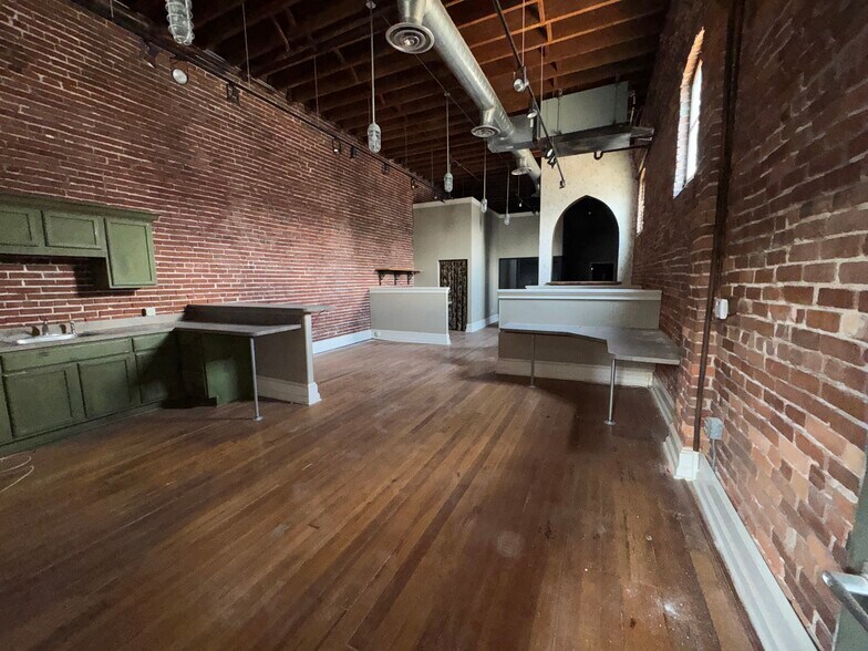 More Photos Of 390 S Main St, Memphis Office For Sale