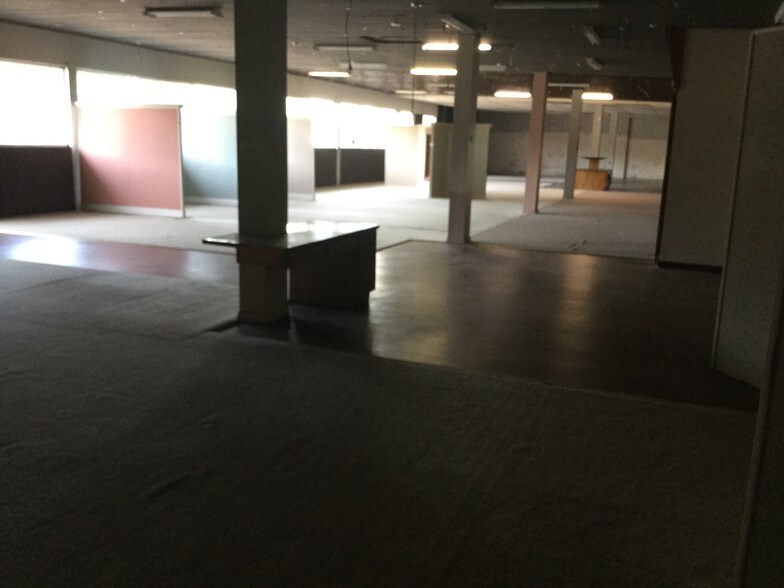 More Photos Of 304 W 70th St, Shreveport Freestanding For Lease