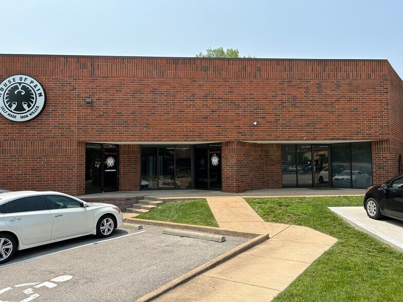 More Photos Of 251-253 Chesterfield Industrial Blvd, Chesterfield Warehouse For Sale