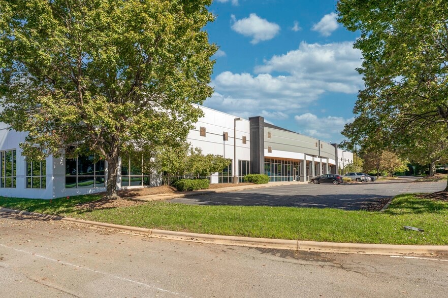 Primary Photo Of 6135 Lakeview Rd, Charlotte Light Distribution For Lease