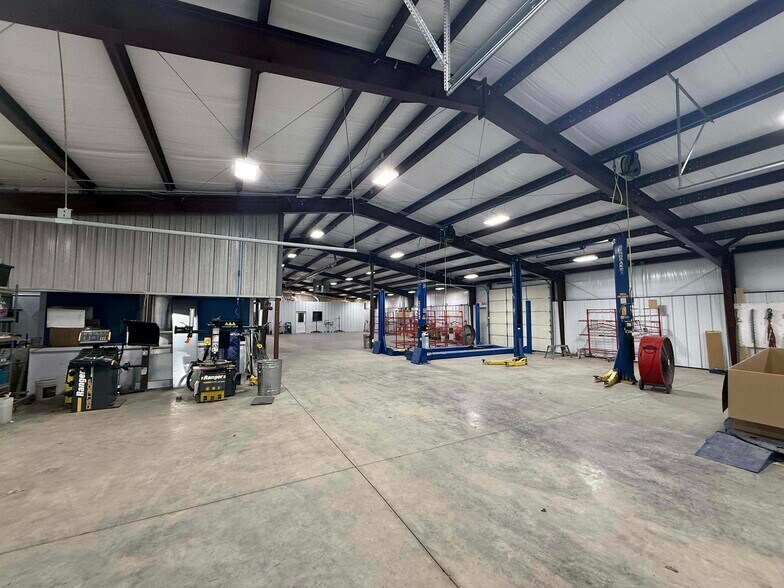 More Photos Of 1705 W Walnut St, Paris Industrial For Lease
