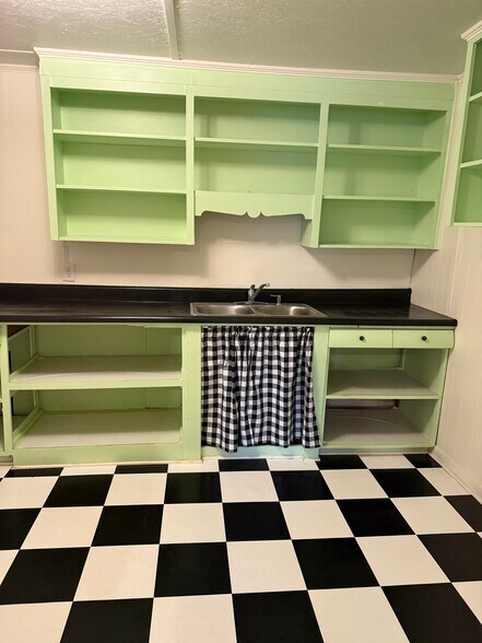 More Photos Of 7540 Highway 97, Walnut Hill Storefront Retail Office For Sale