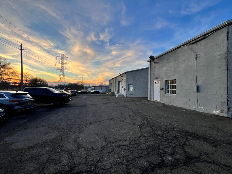 More Photos Of 299 Ridgedale Ave, East Hanover Warehouse For Lease