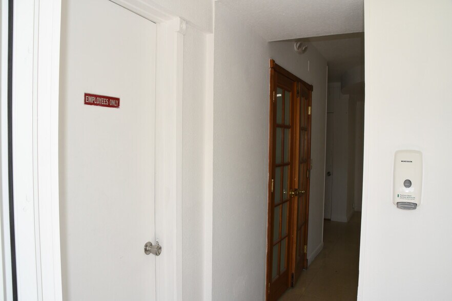 More Photos Of 1920 SW 22nd St, Miami Medical For Lease