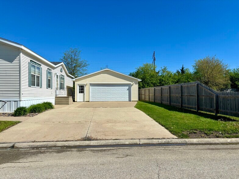 More Photos Of 104 Enterprise Dr, Chenoa Manufactured Housing Mobile Home Park For Sale