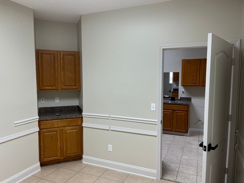 More Photos Of 8141 Ramona Blvd, Jacksonville Medical For Lease