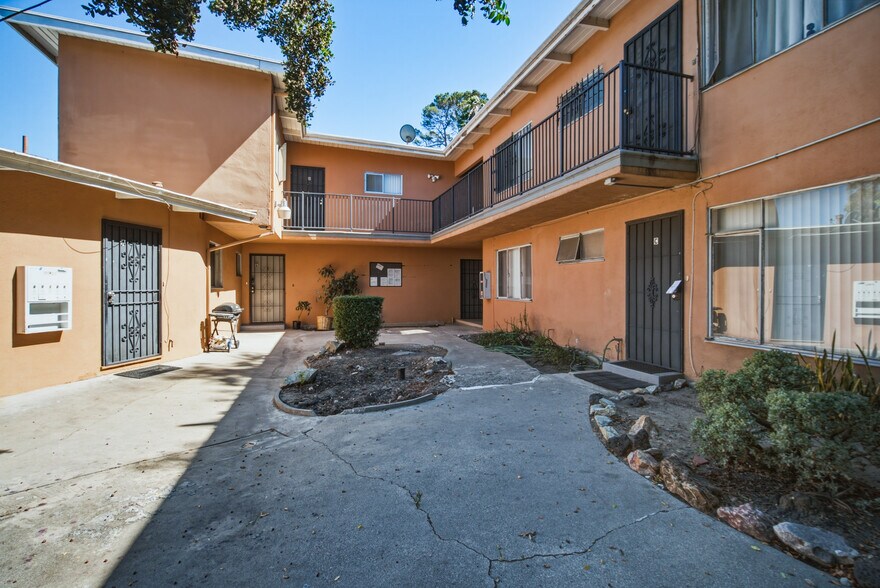 More Photos Of 3815 Don Tomaso Dr, Los Angeles Apartments For Sale