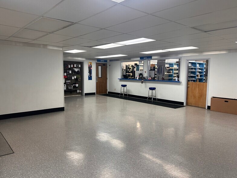 More Photos Of 12 Lincoln St, Diamondville Showroom For Sale