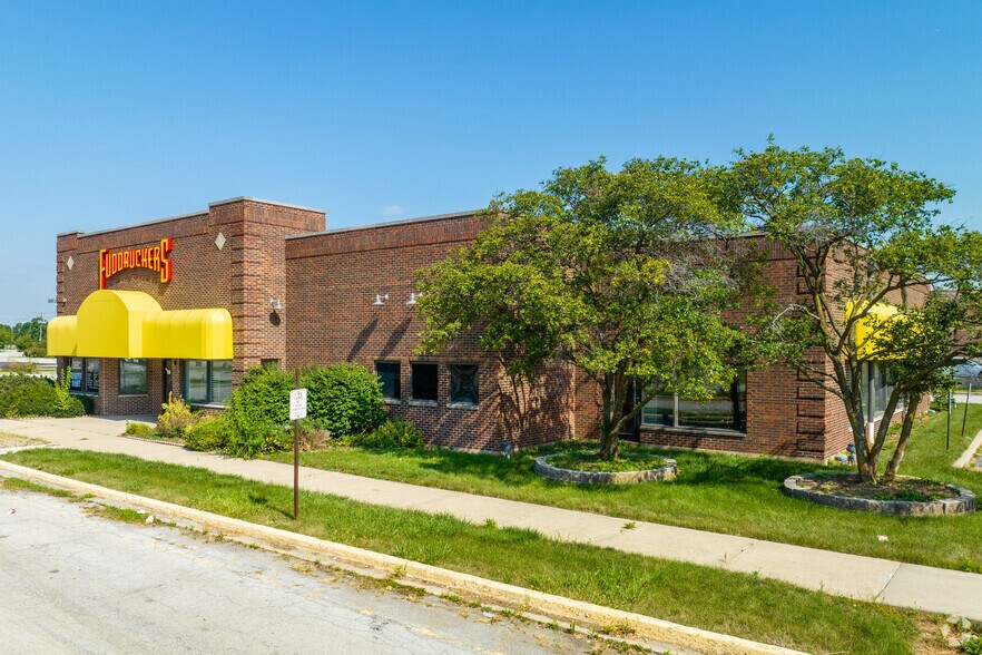 More Photos Of 300 Town Center Rd, Matteson Restaurant For Sale