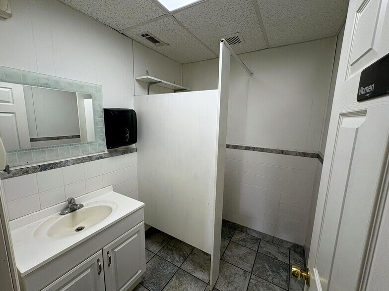 More Photos Of 17 Main St, Savannah Distribution For Lease
