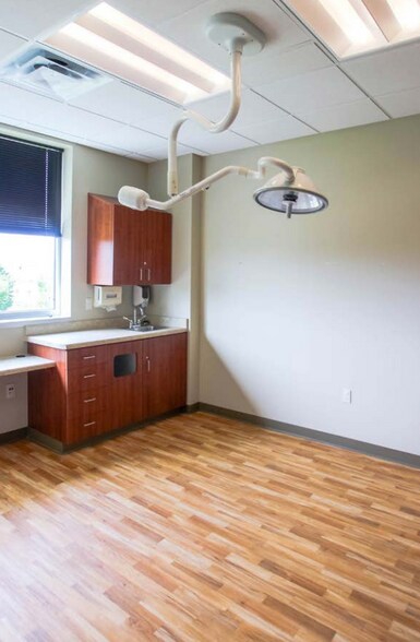 More Photos Of 377 W River Woods Pky, Milwaukee Medical For Lease