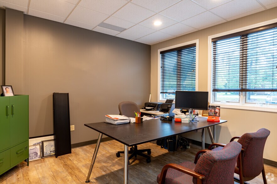 More Photos Of 36520 Grand River Ave, Farmington Hills Unknown For Lease