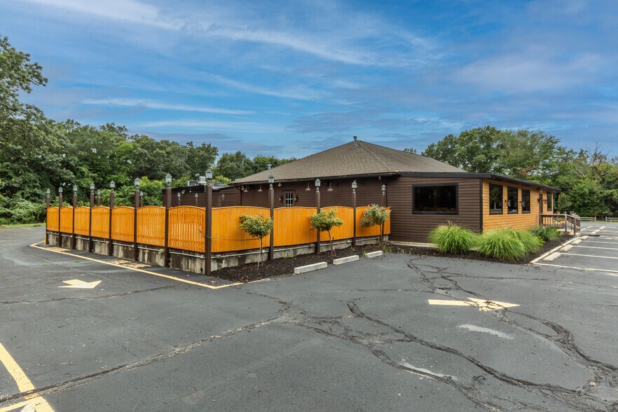 More Photos Of 332 Farnum Pike, Smithfield Restaurant For Sale