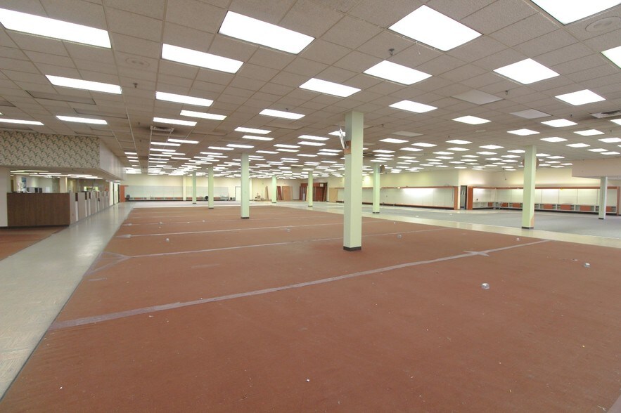 More Photos Of 1010 3rd Ave, Huntington Storefront Retail Office For Lease