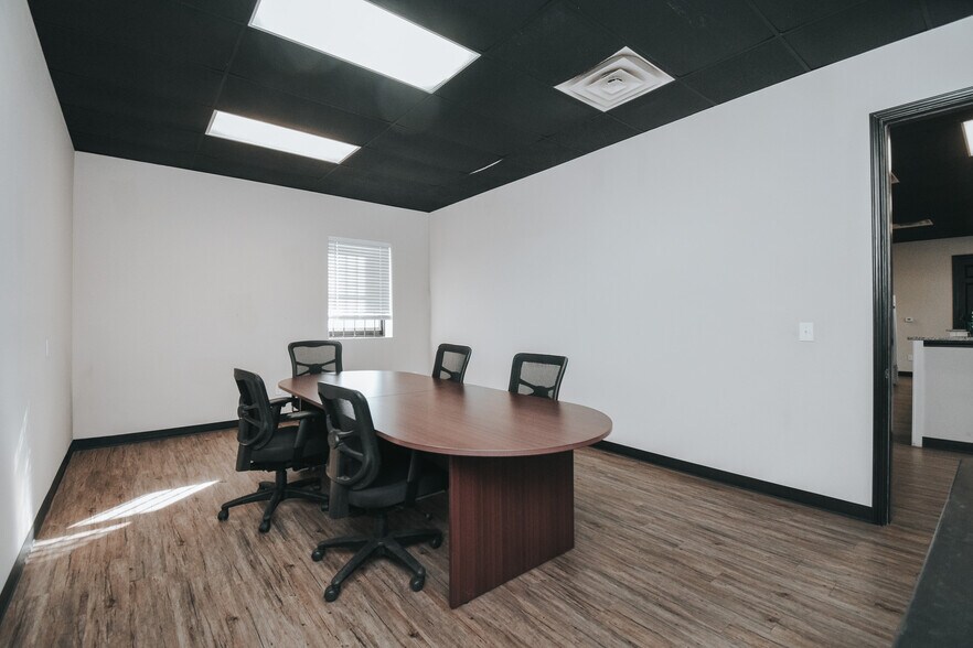 More Photos Of 13102 N Navarro St, Victoria Flex For Lease