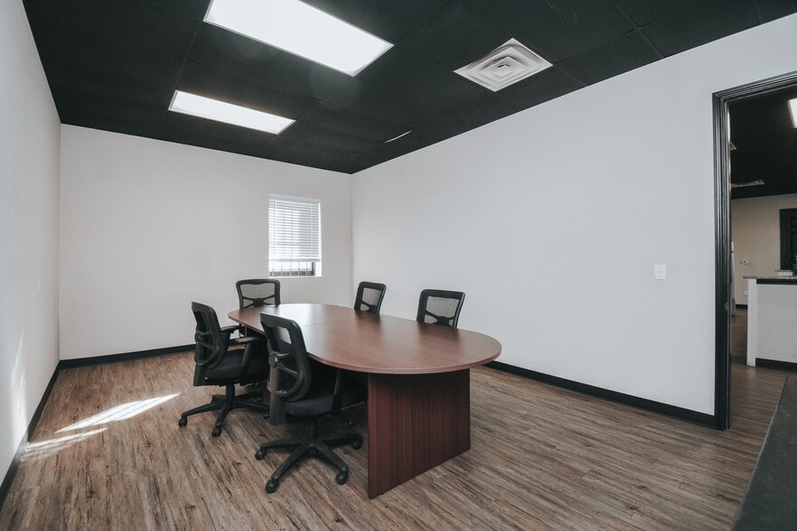 More Photos Of 13102 N Navarro St, Victoria Flex For Lease