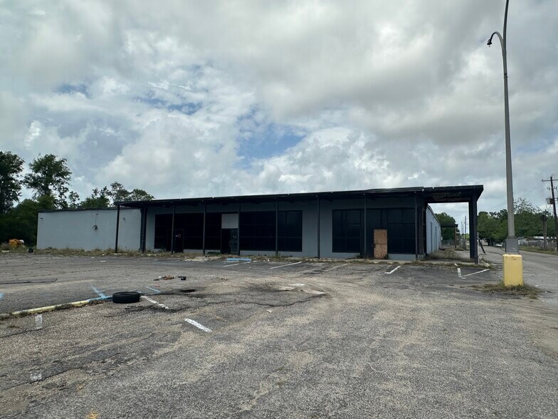 More Photos Of 2909 26th Ave, Gulfport Distribution For Sale