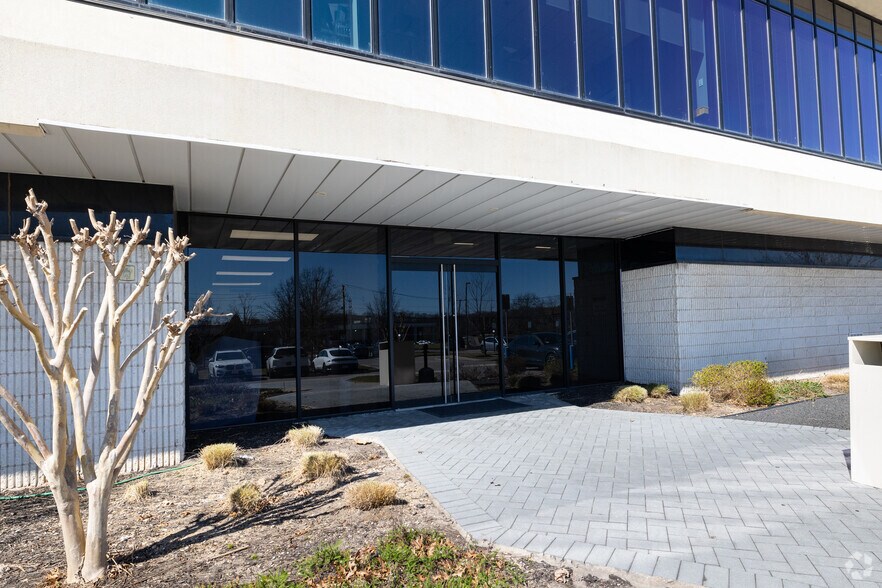 More Photos Of 260 Spagnoli Rd, Melville Light Manufacturing For Lease