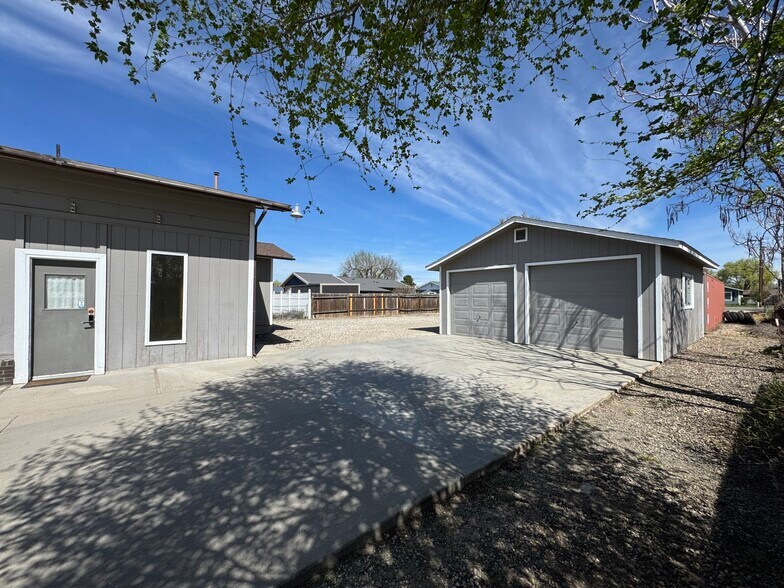 More Photos Of 216 N Whitley Dr, Fruitland Office For Sale