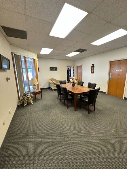 More Photos Of 8819 E 350 Hwy, Raytown Auto Dealership For Sale