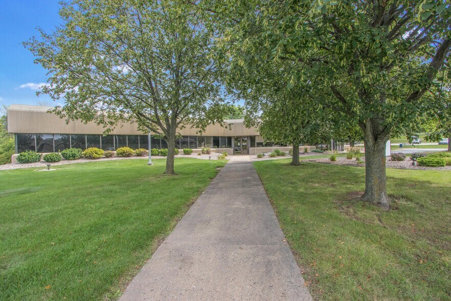 More Photos Of 1088 Springhurst Dr, Green Bay Office For Lease
