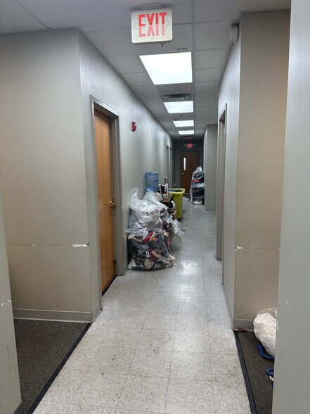 More Photos Of 15 Park Dr, Franklin Manufacturing For Lease