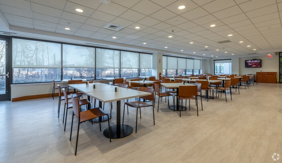 More Photos Of 101 Edgewater Dr, Wakefield Unknown For Lease