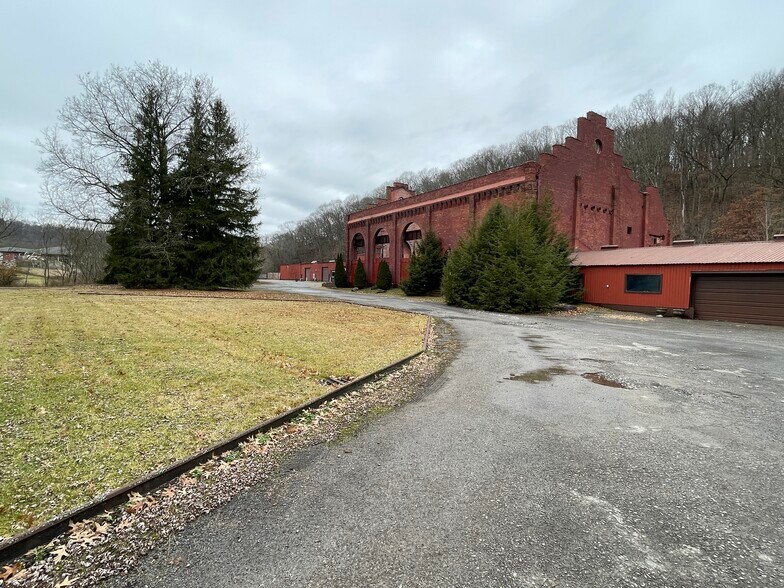 More Photos Of 102-103 Hicks Road Rd, Renfrew Flex For Sale