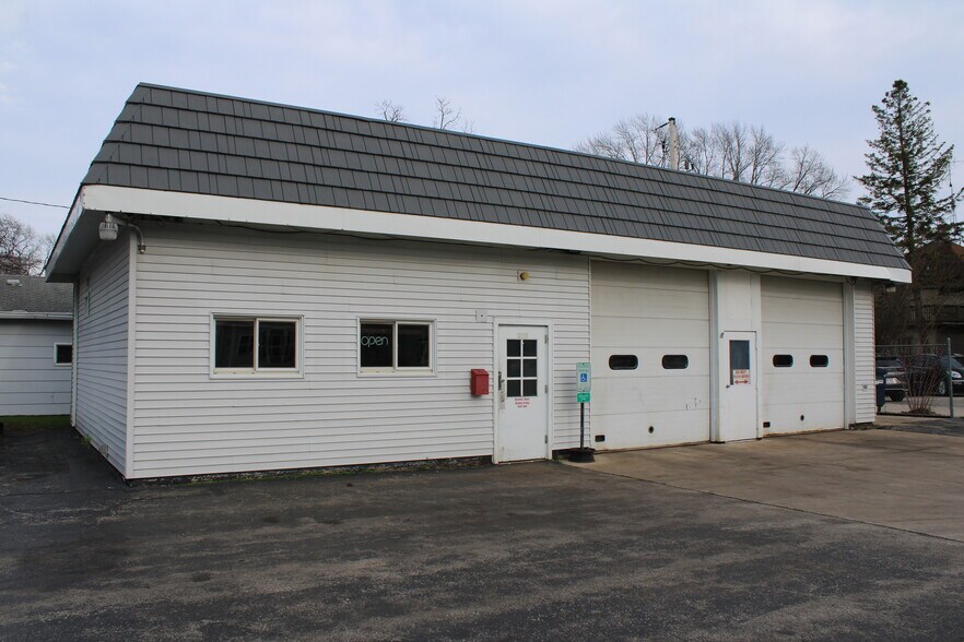 More Photos Of 523 S Main St, Fond Du Lac Auto Repair For Sale