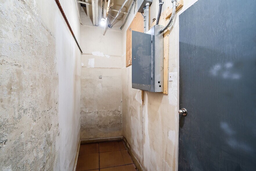 More Photos Of 71-81 Av Du Mont-Royal O, Montréal Office For Sale