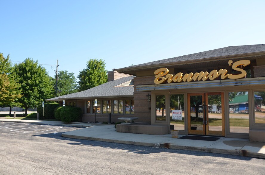More Photos Of 300 Veterans Pky, Bolingbrook Restaurant For Sale