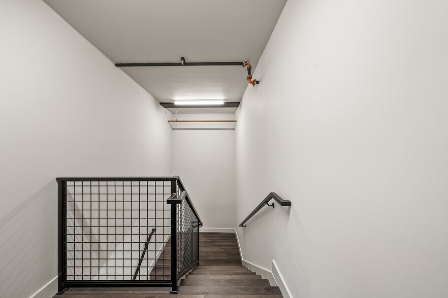 More Photos Of 4554 Forestdale Dr, Park City Light Manufacturing For Lease