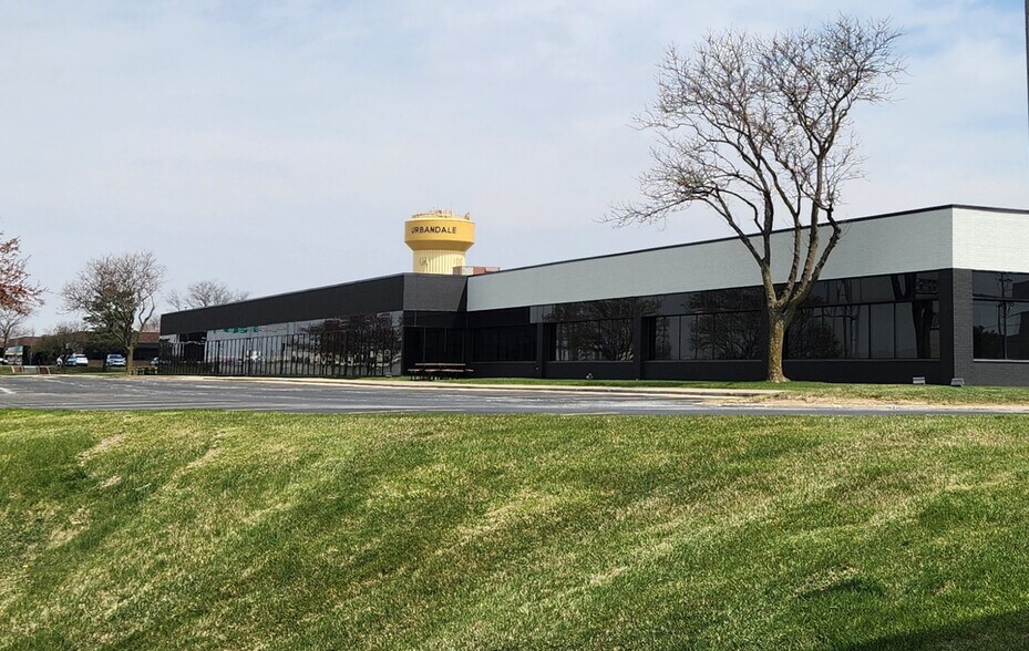 Primary Photo Of 4250 114th St, Urbandale Flex For Lease