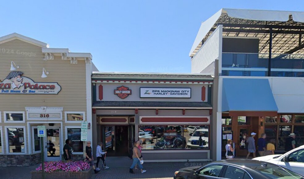 Primary Photo Of 314 E Central Ave, Mackinaw City General Retail For Lease