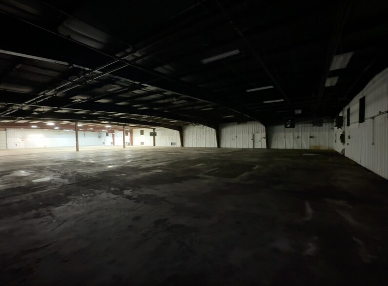 More Photos Of 1830 N Pine St, Vivian Distribution For Lease