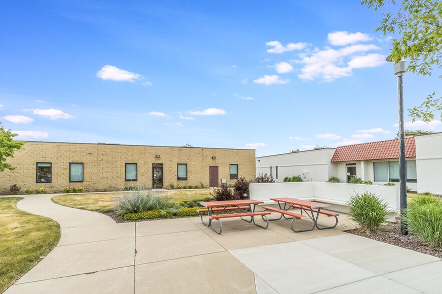 More Photos Of 355 Smoke Tree Plaza Dr, North Aurora Office For Lease