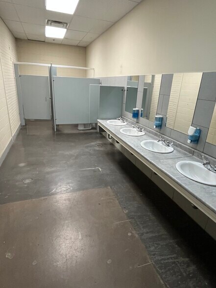 More Photos Of 161 Bartley Dr, Toronto Manufacturing For Lease