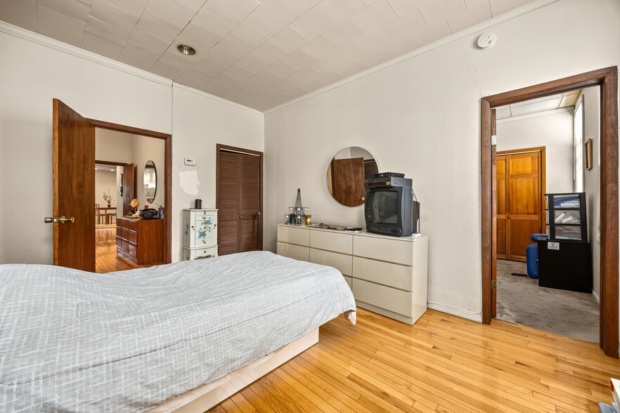 More Photos Of 7031 67th Pl, Glendale Multifamily For Sale