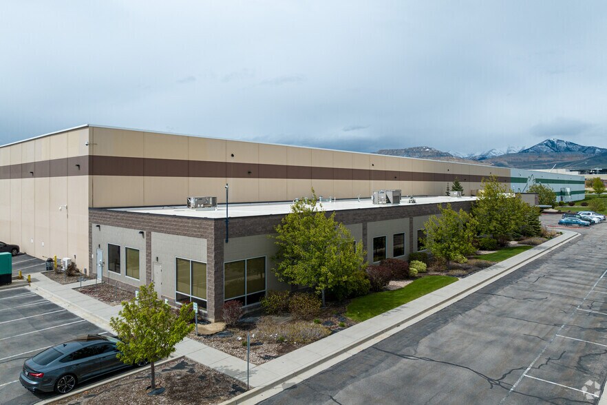 More Photos Of 6077 W Wells Park Rd, West Jordan Distribution For Lease