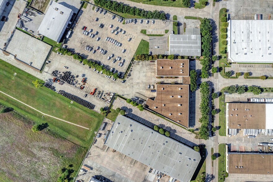 More Photos Of 16503 Air Center Blvd, Houston Warehouse For Lease
